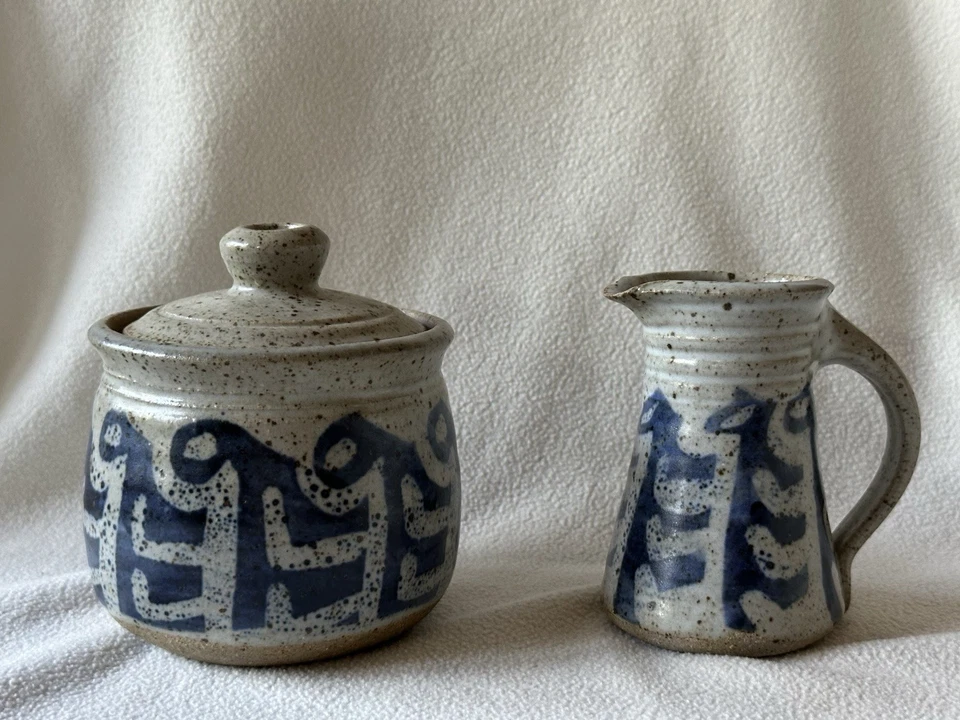 CUENCO DE CREMA Y AZÚCAR DE GRES DE CERÁMICA ARTÍSTICA DE ESTUDIO CON CUBIERTA; LA CREMA TIENE UN PEQUEÑO CHIP Foto 3 de 4