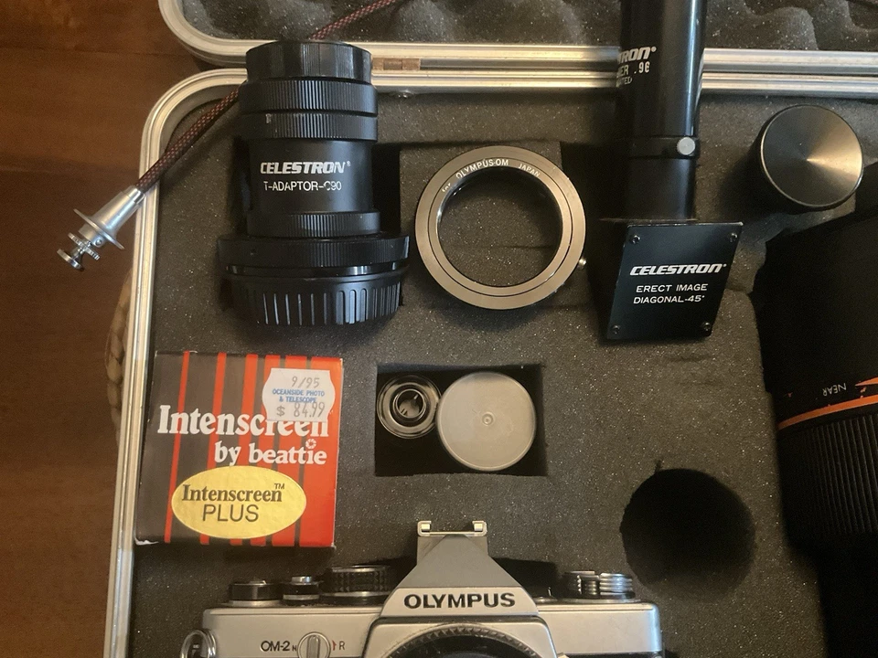 Telescopio Celestron C90 1000 mm con accesorios mostrados y cámara Olympus OM-2 Foto 3 de 3