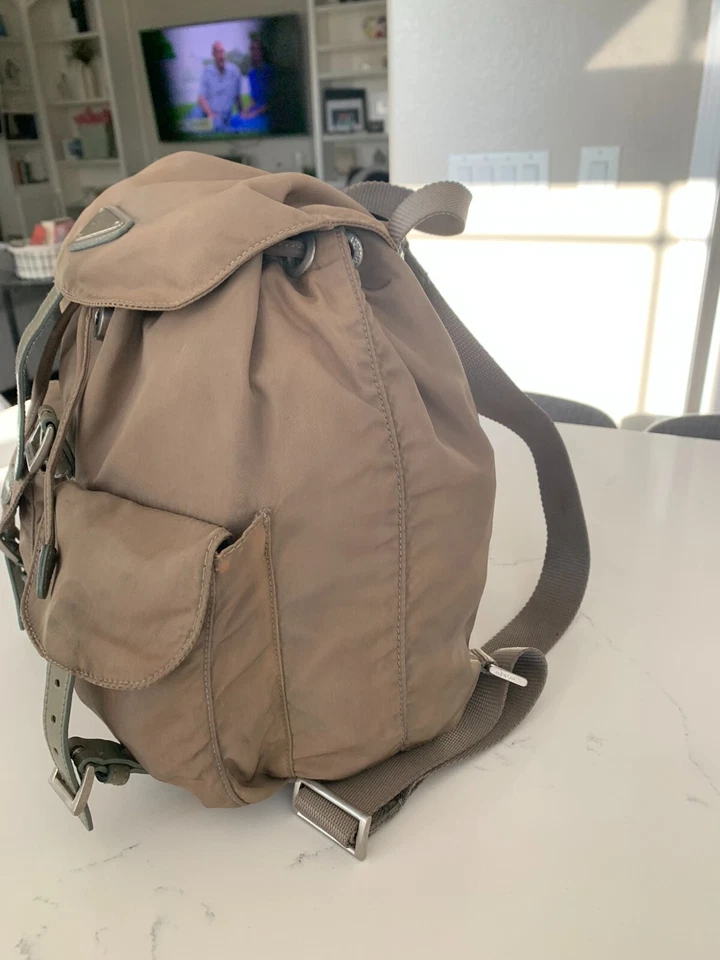 AUTÉNTICA MOCHILA PRADA PEQUEÑA DE NAILON - COLOR CAQUI. seminuevo ¡excelente estado!! Foto 4 de 4