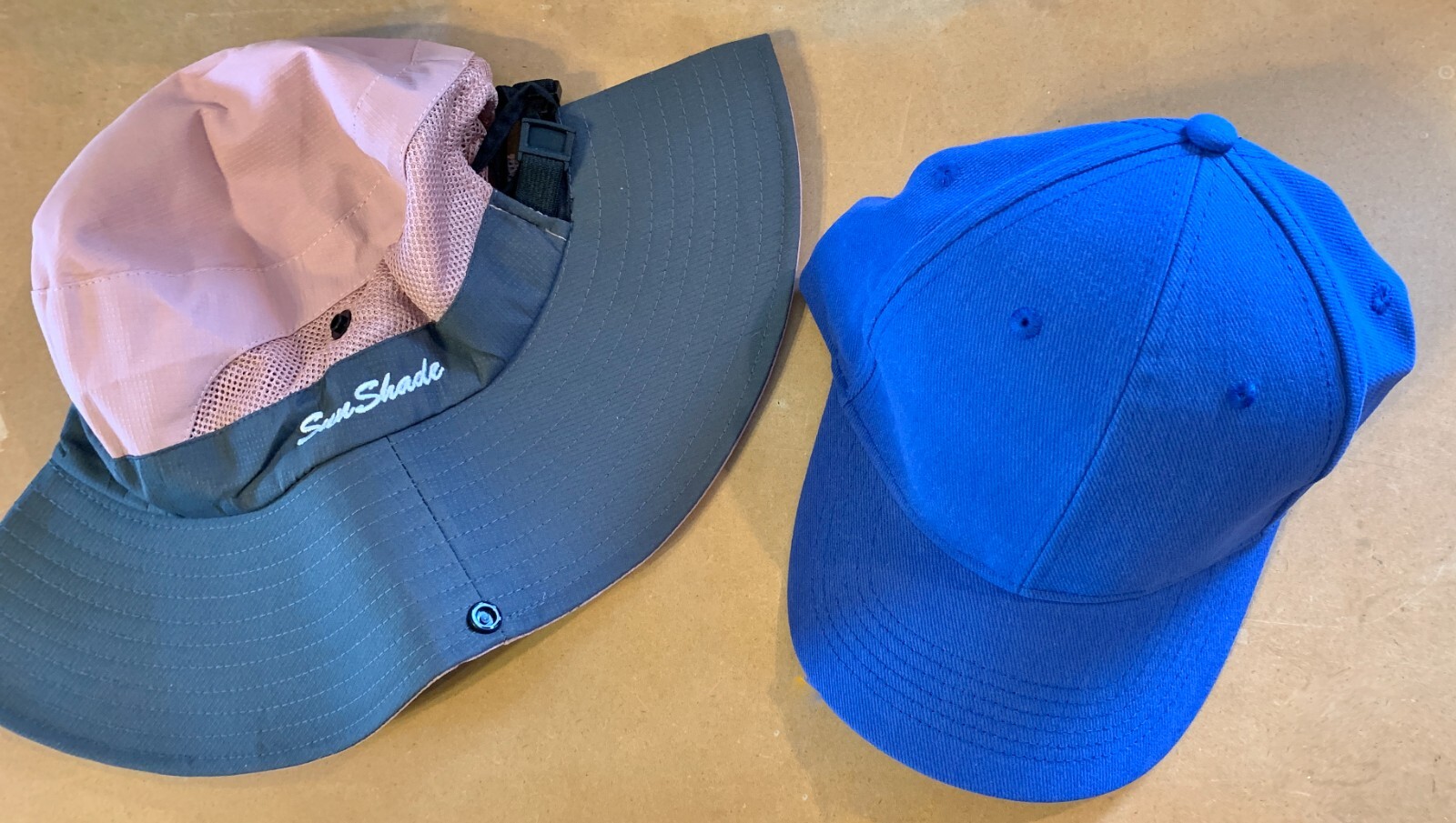 PONY Berretto da ballo uomo incudine blu + cappello donna tesa parasole rosa e grigio + porta coda di cavallo