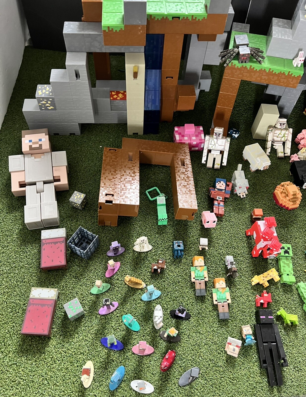 Minecraft Lot Survival Mode Playset, Figures, Blocks, Hot Wheels Track