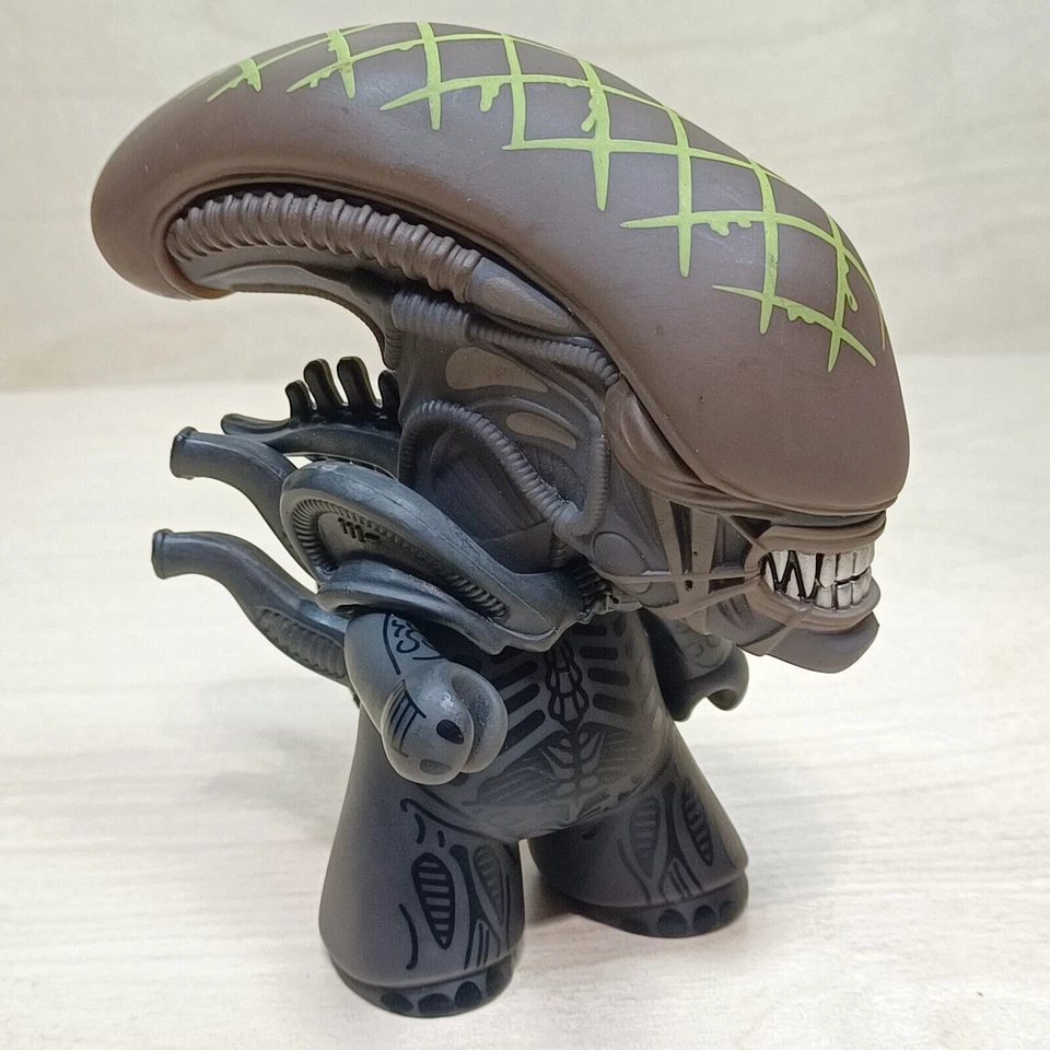 Titans Vinyl Figure Alien VS Predator AVP   4 1/2 in Tall - Image 3 of 4