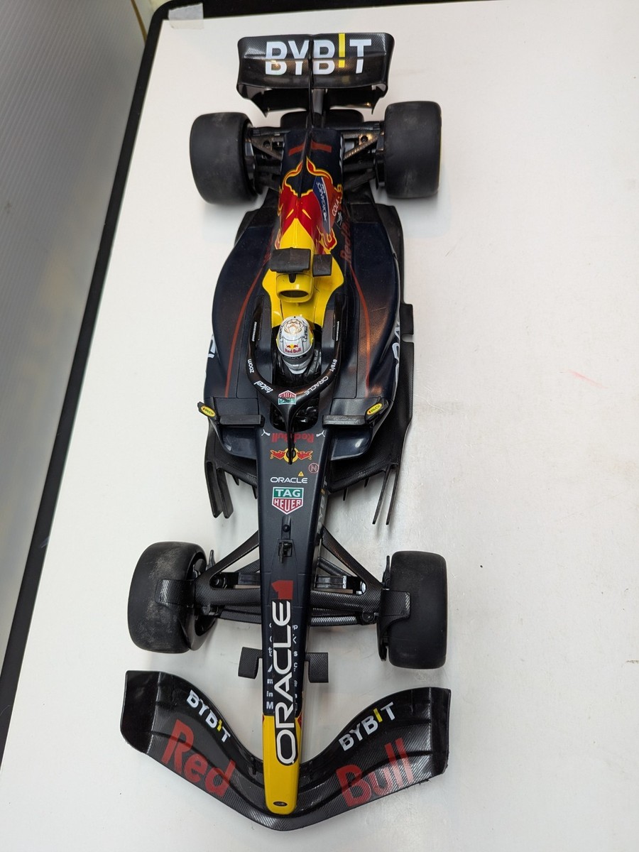 Minichamps 1:18 Max Verstappen Red Bull RB18 1st Abu Dhabi GP 2022