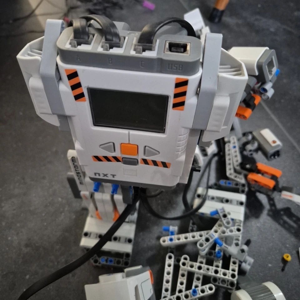 LEGO MINDSTORMS NXT 2.0    8547    99% vollständig - Bild 2 von 4