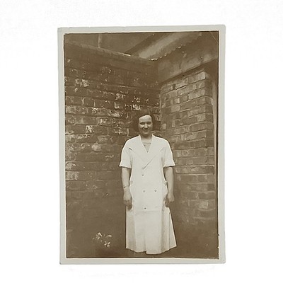 Junge Frau im Hof 20er/30er Jahre Sepia Foto, Backsteingebäude, Velox Papier