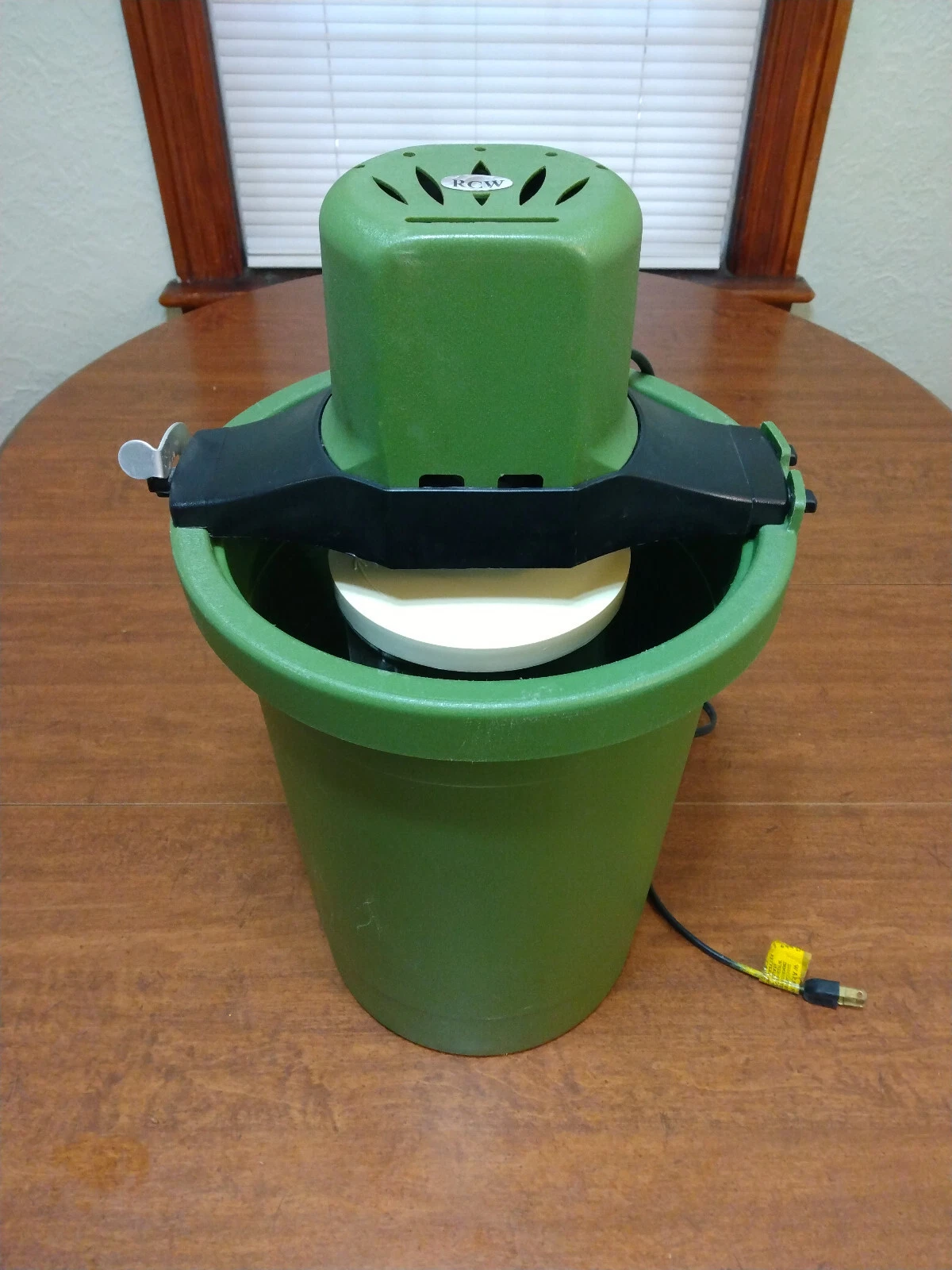 Richmond Cedar Ice Cream Maker Freezer Electric 4 quart Model 71 Working