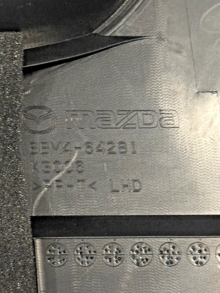 NUEVO OEM Mazda (BBW8-64-280B-02) Panel inferior Borde - Se adapta a Mazda 3 Foto 3 de 4