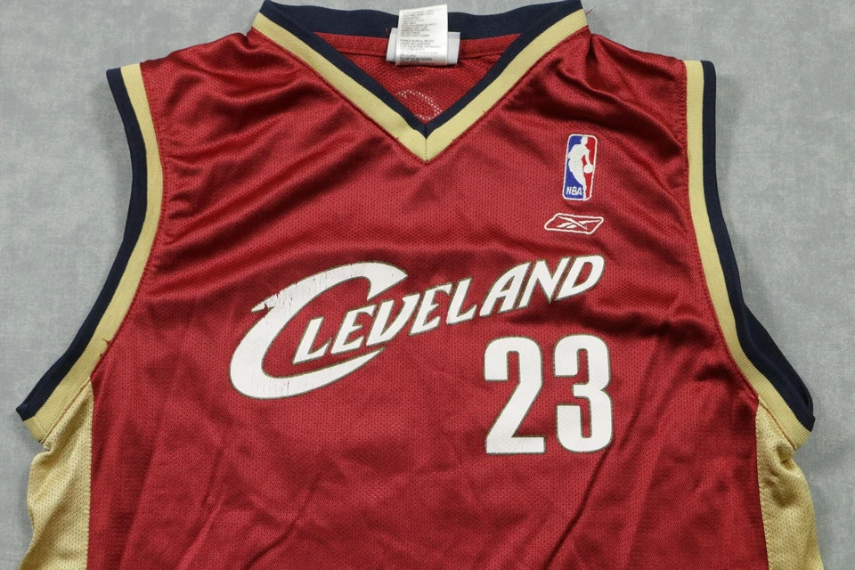 Camiseta de baloncesto de la NBA roja grande de los Cleveland Cavaliers para niños LeBron James Reebok Foto 2 de 4