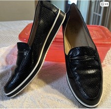 Naturalizer Women  s Black size 11M slip on shoe in black EUC