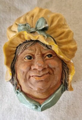 60er Jahre BOSSONS KREIDEGESCHIRR CHARLES DICKENS SERIE ''SARAH GAMP'' WANDSKULPTUR