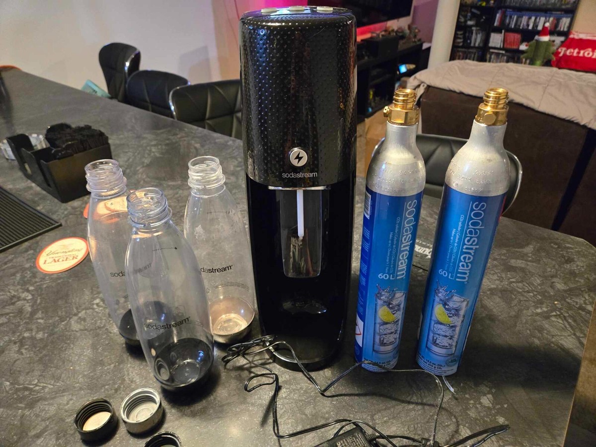 SodaStream One Touch Electric Sparkling Water Maker/2 empty CO2 tanks /3 bottles
