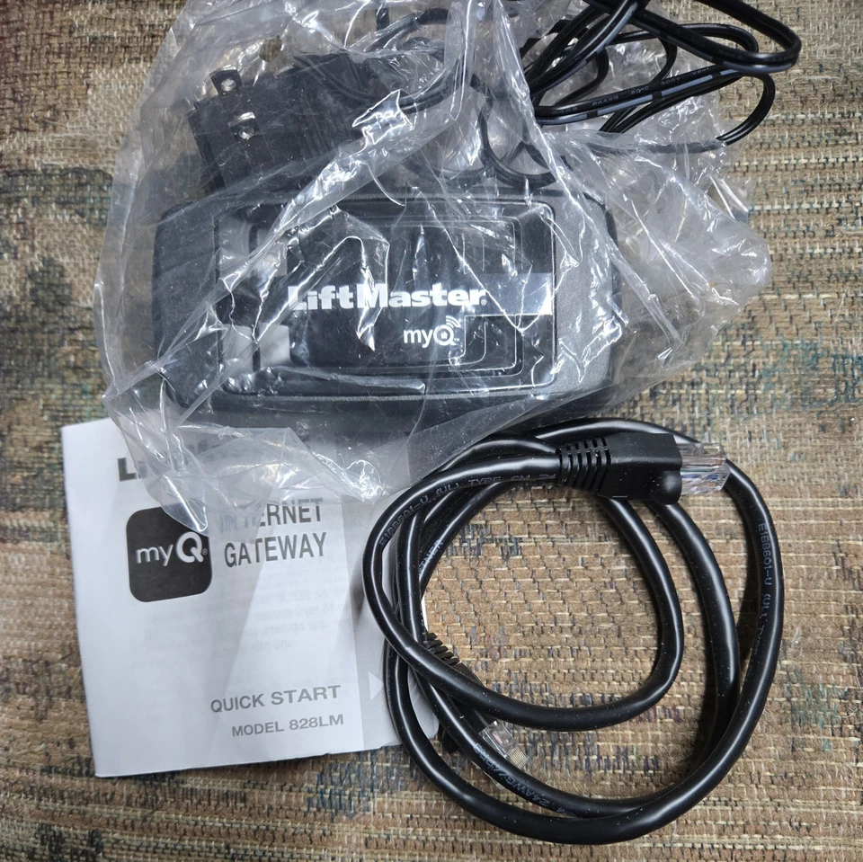 Puerta de enlace de Internet LiftMaster 828LM para control de teléfono inteligente habilitada para myQ y 2 clickers Foto 2 de 2