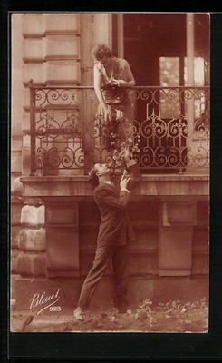 Foto-AK Bleuet Paris: Herr mit Blumen bei Dame am Balkon 