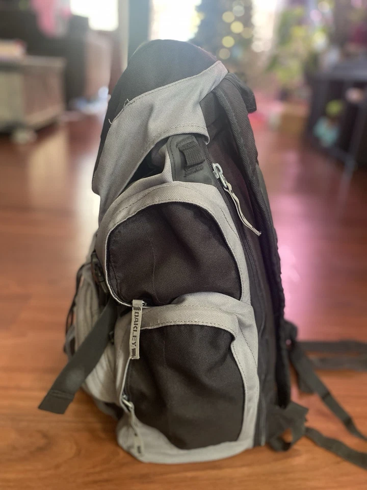 Mochila Oakley Icon 1.0 Vintage Y2K táctica negra/gris para computadora portátil/bolsa de viaje Foto 4 de 4