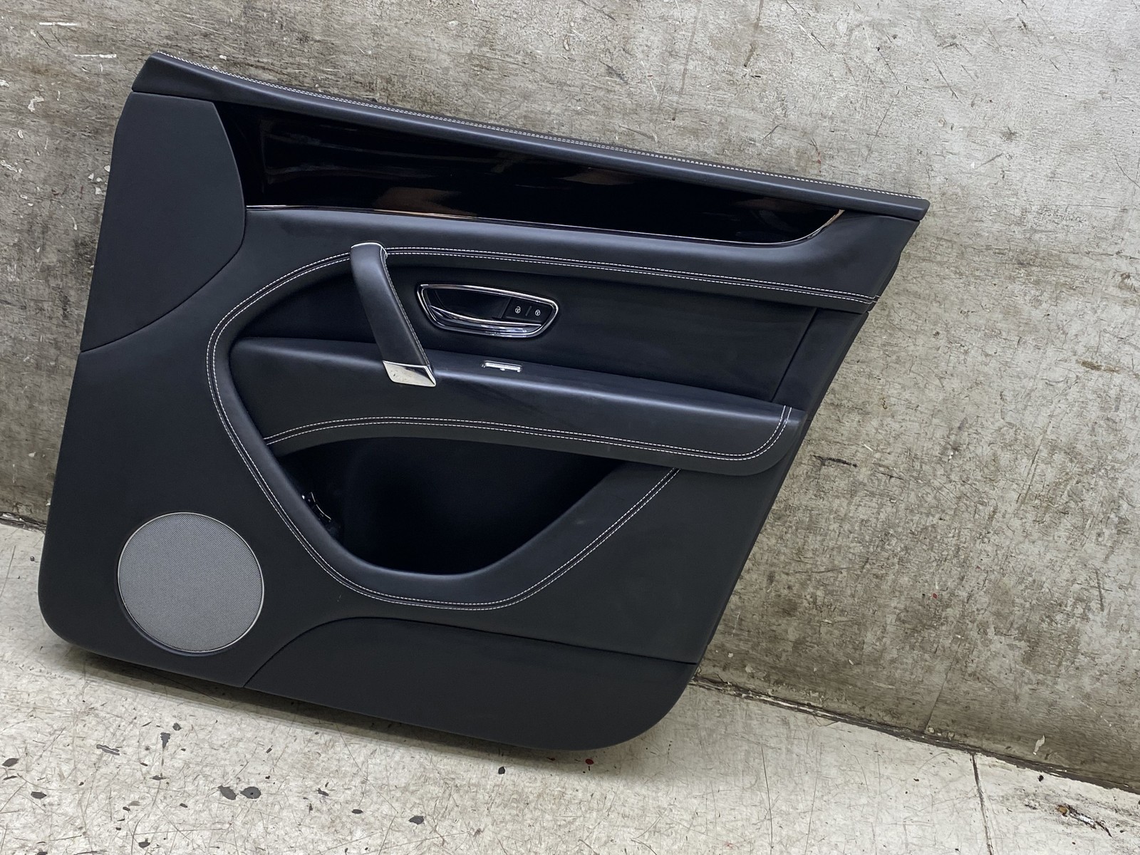 2015-2020 BENTLEY BENTAYGA OEM RH FRONT RIGHT PASSENGER INNER DOOR TRIM PANEL