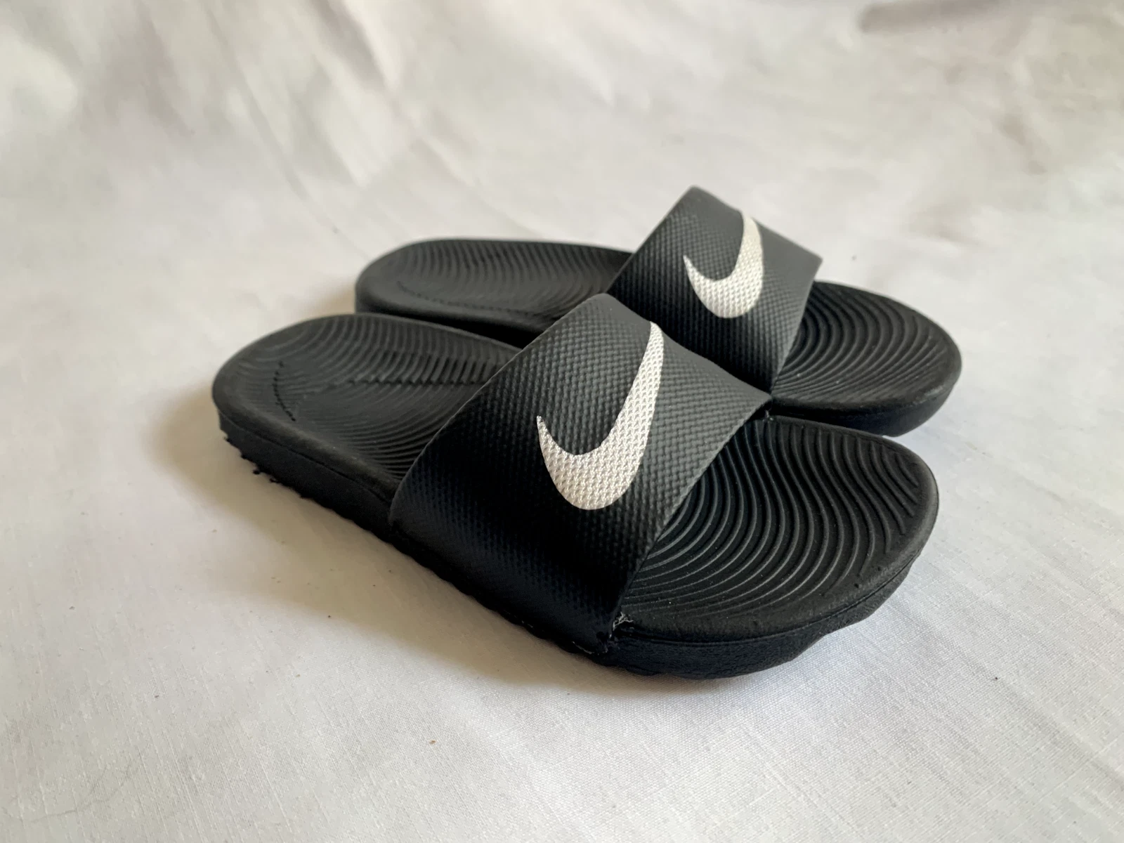 Sandali Nike taglia 11C slip on slides nero bianco swoosh unisex bambini