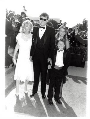 Press photo.ALE10672.23x18 cm circa.1986.John Larroquette and his family.