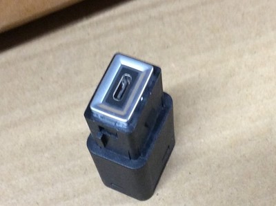 Peugeot 208 MK2 USB STECKDOSE PORT ANSCHLUSS HUB 98313771VV B6B