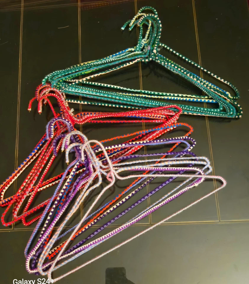 Lote de 25 perchas de ropa cubiertas de hilo vintage hechas a mano Foto 2 de 4