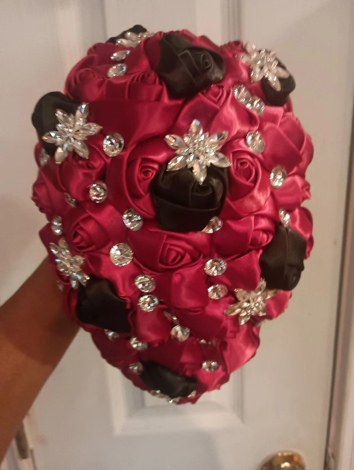 Ramo de novia rosa satinado rojo y negro, cascada con pedrería plateada Foto 2 de 3