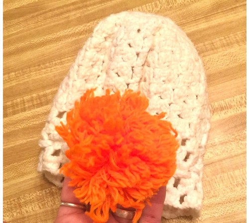 VTG 60s Hand Crocheted Baby Drawstring Bonnet Tobogan Cap~ Offwhite w/Orange - Picture 2 of 5