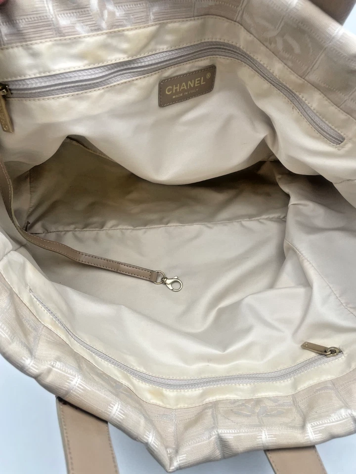 Chanel Travel Line Nylon Tote Bag Foto 2 de 4