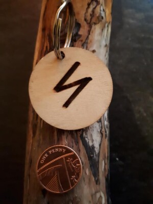 SCHLÜSSELANHÄNGER ÄLTERER FUTHARK HOLZSCHEIBE RUNE - SOWILO - SELBSTVERTRAUEN - HEIDNISCHER WICCAN