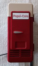 Mini Adesivi Rosso Alimentato USB Frigorifero PEPSI-COLA Aggiunti, Mantiene Fredde Lattine 7,5"