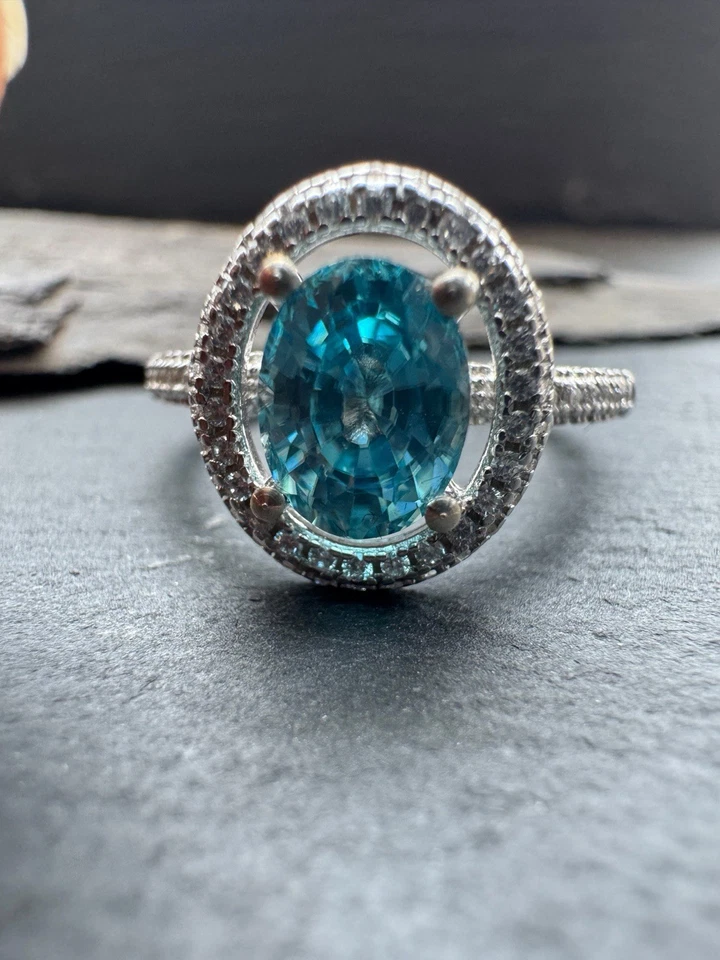 Anillo de plata de ley 925 con halo de circón azul - piedra de corte ovalado de 1,6 quilates Foto 2 de 4
