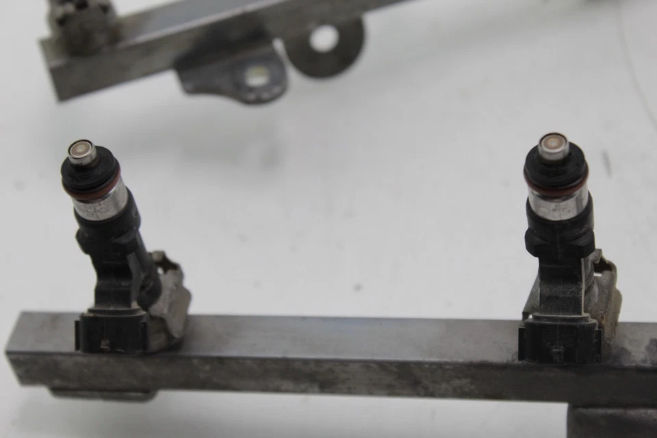 Nissan Armada 2005-2014 5,6 inyector de inyección de combustible con riel 8 cilindros OEM Foto 2 de 4