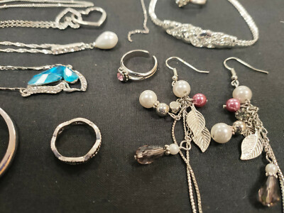 Lot De Bijoux Anciens Fantaisie En Métal Argenté - Vintage Rare Et Diversifié