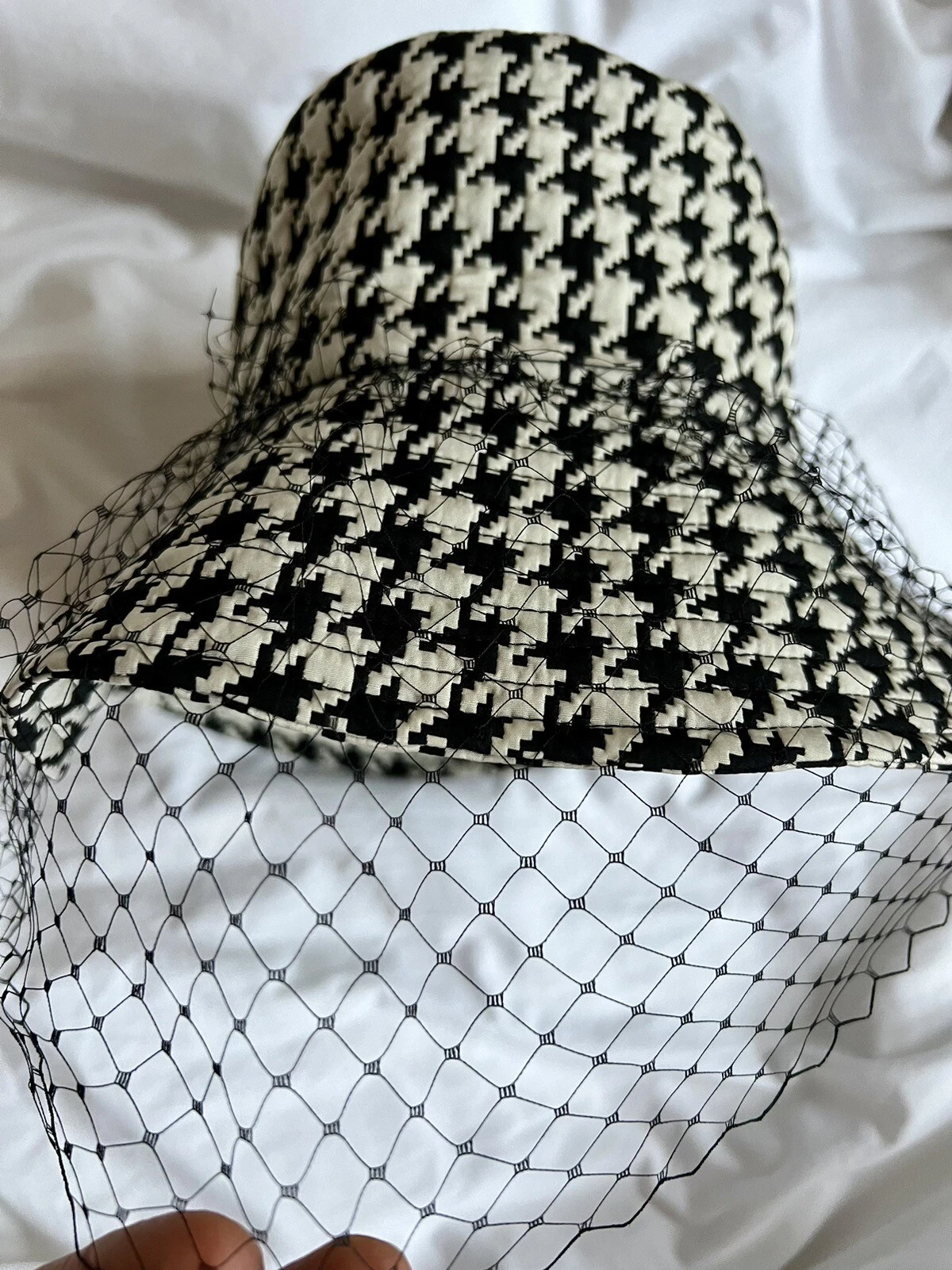 Exquis chapeau seau Christian Dior filet large bord taille 57