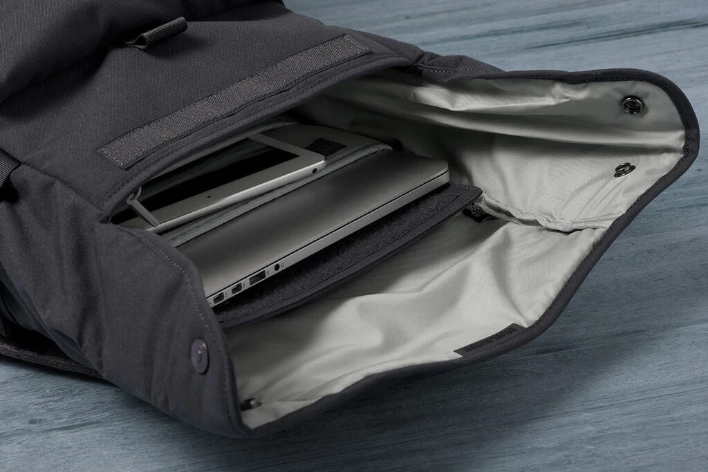 BlueLounge messenger laptop large backpack; black; rare; pre-owned image 3