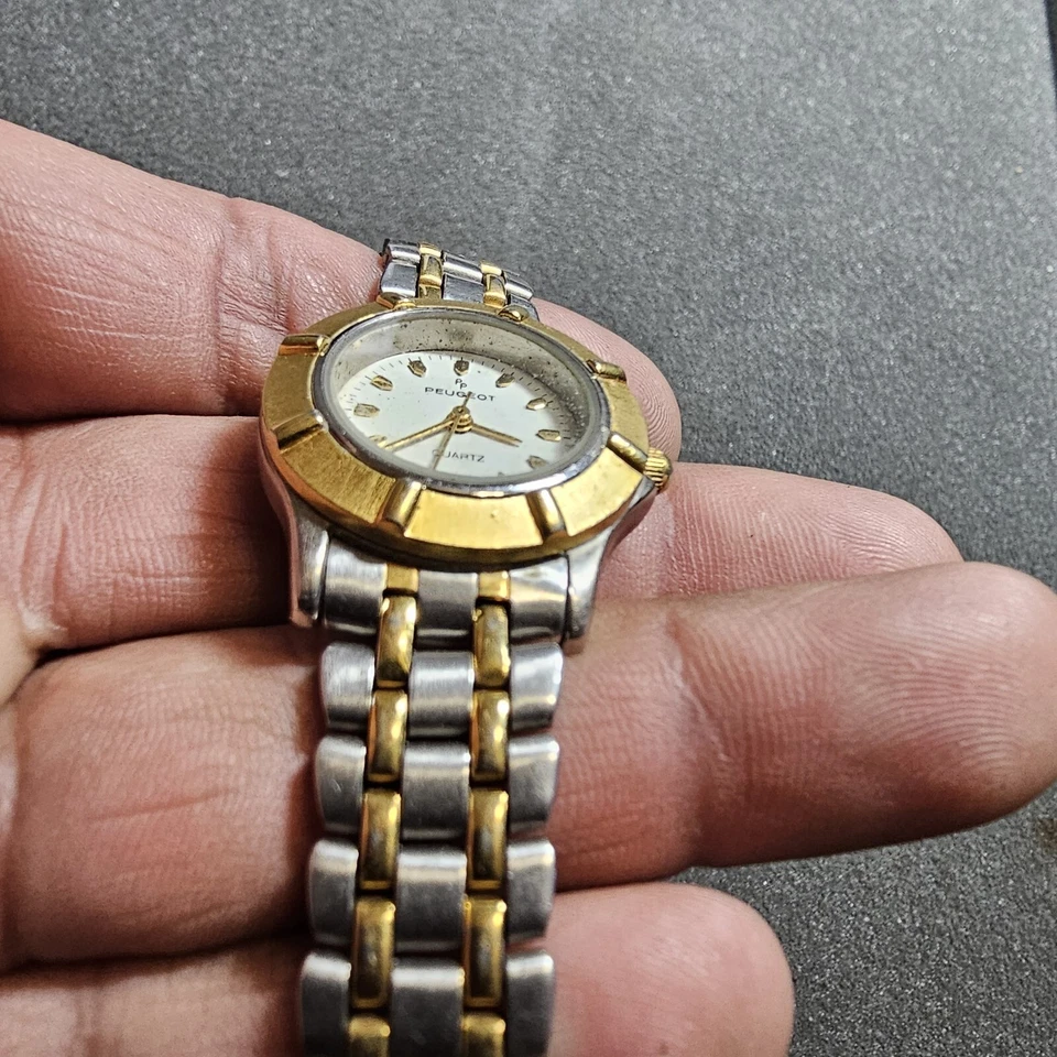 Reloj de moda de cuarzo Peugeot para mujer tono plateado/dorado funcionando Foto 2 de 4