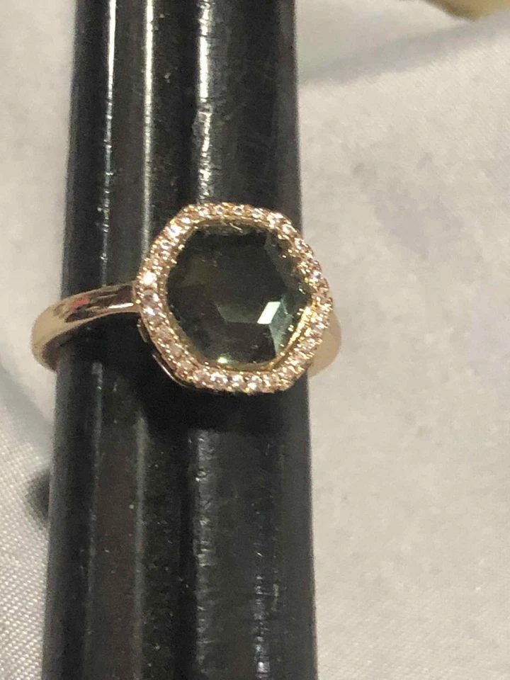 Anillo ajustable Joy Dravecky Chloe hexagonal piedra verde chapado en oro de latón Foto 3 de 4