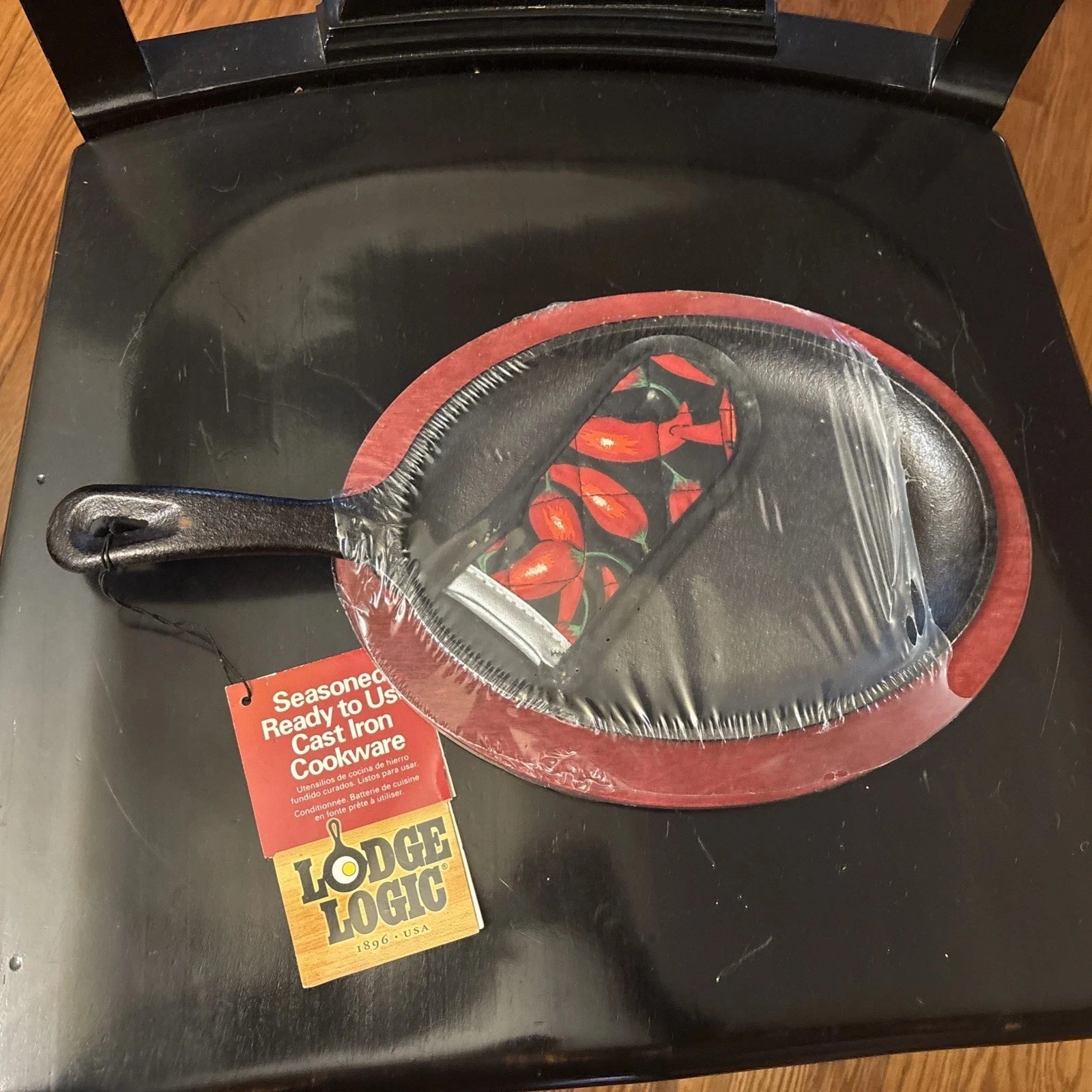 Lodge Logic Seasoned Fajita Set Cast Iron Skillet, Red Wooden Tray + Potholder