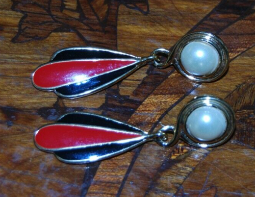 ELEGANT VTG FAUX PEARL BLACK & RED ENAMEL DECO STYLE DANGLE GOLDEN POST EARRINGS - Picture 9 of 11