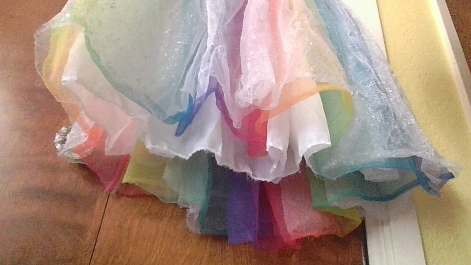 Vestido Disfraz Ángel con Alas M (7/8) de Target Color Arco Iris Tul Fácil Cierre Foto 4 de 4