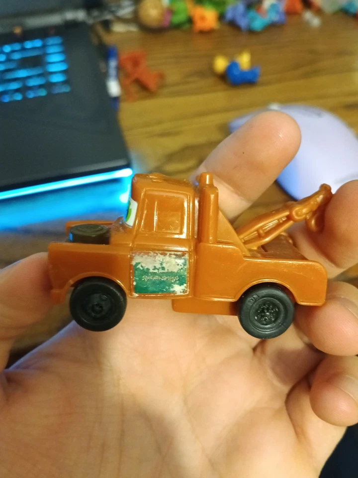 Figura de coche de plástico de juguete Tow Mater Disney/Pixar Cars Kellogg Co. 2006 (escala 1/64) Foto 2 de 4