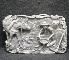 XB03128 NOS VINTAGE 1981 MAN SIFTING FOR GOLD ARTWORK MENS BELT BUCKLE