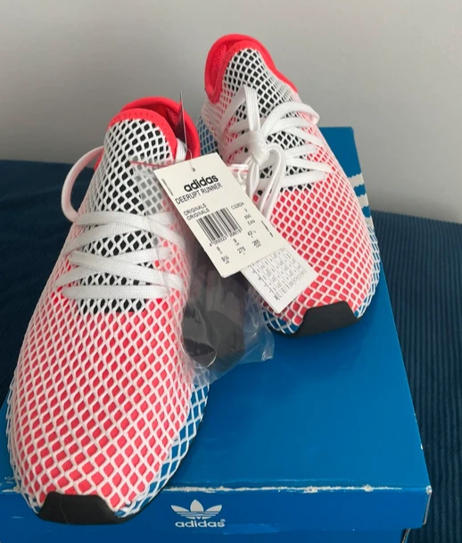 SAOLA Adidas Deerupt Runner UK 9 rosso solare Bluebird CQ2624 nuove con etichette ☮️