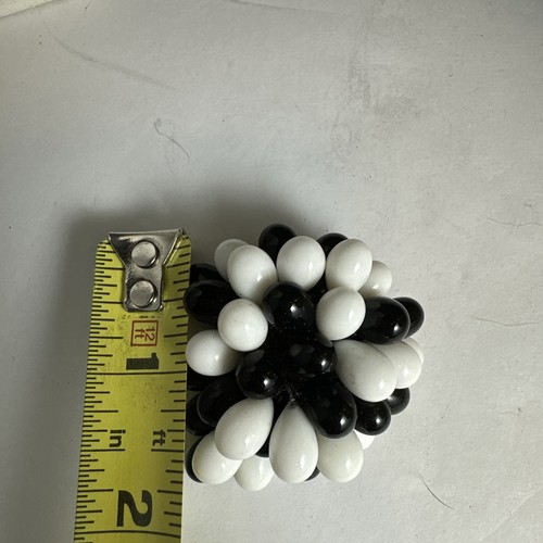 Vintage white and black milk glass brooch - Picture 10 of 10