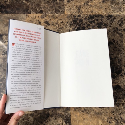JANET EVANOVICH Game On: Tempting Twenty-Eight (28) Stephanie Plum 2021 HCDJ - Picture 7 of 8