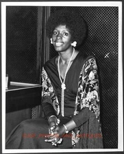 1970S BEAUTIFUL YOUNG BLACK WOMAN BIG AFRO HAIR STYLE AFRICAN AMERICAN PHOTO