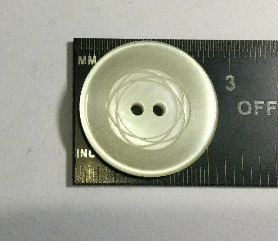 Botón clásico/básico grabado láser de polietileno blanco 13,15,18,20,25 mm 2 orificios Foto 3 de 4