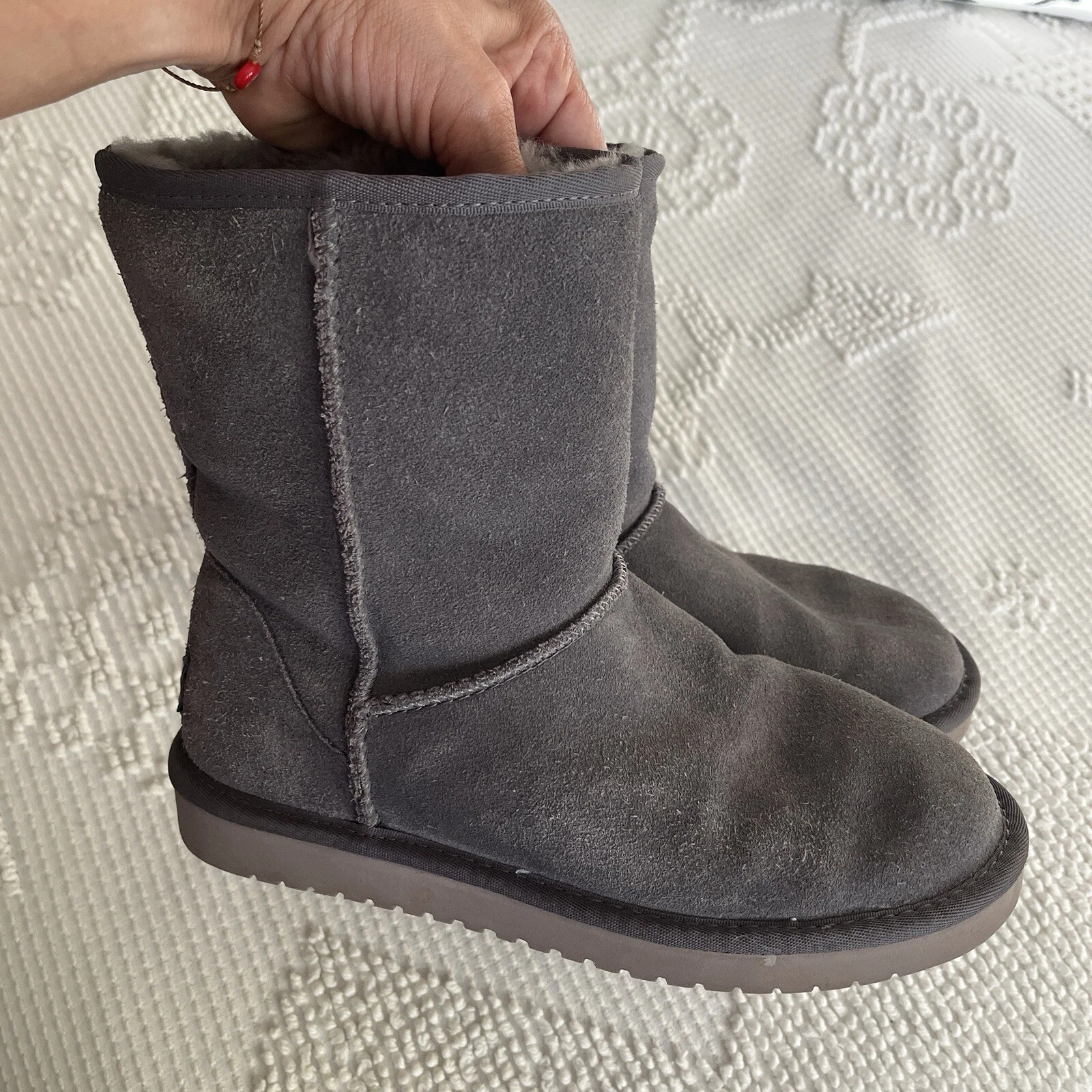 Stivali corti classici UGG 100% camoscio pelliccia di pecora tinta suola in gomma grigio taglia 6
