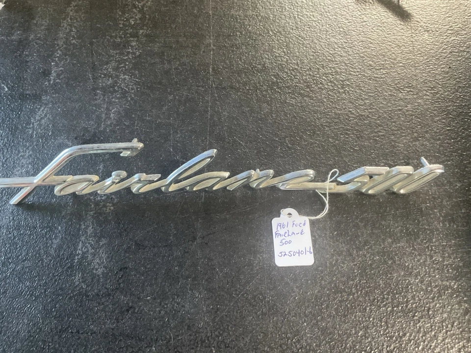 Ford Fairlane 500 1961 emblema 5250401-6 Foto 2 de 3
