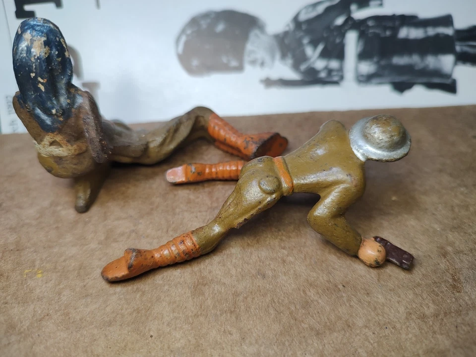 Lote raro de enfermeira de ferro cinza com ferido e soldado com pistola - Imagem 2 de 3