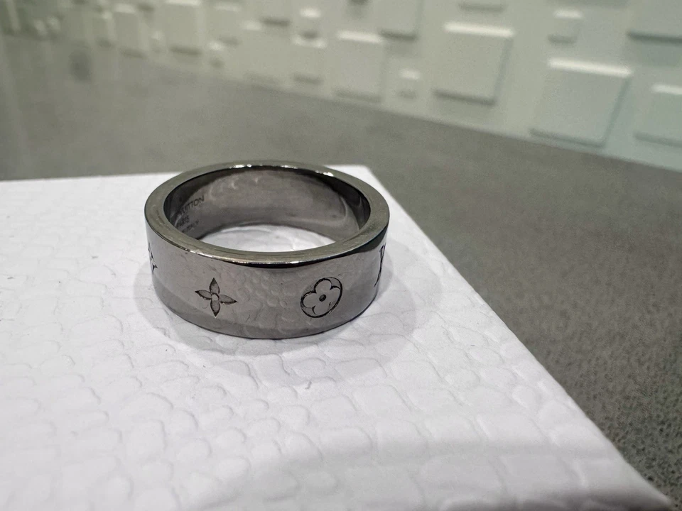 Auténtico Anillo Instinto LV LOUIS VUITTON Talla L (US 10) Color Plata Foto 2 de 4