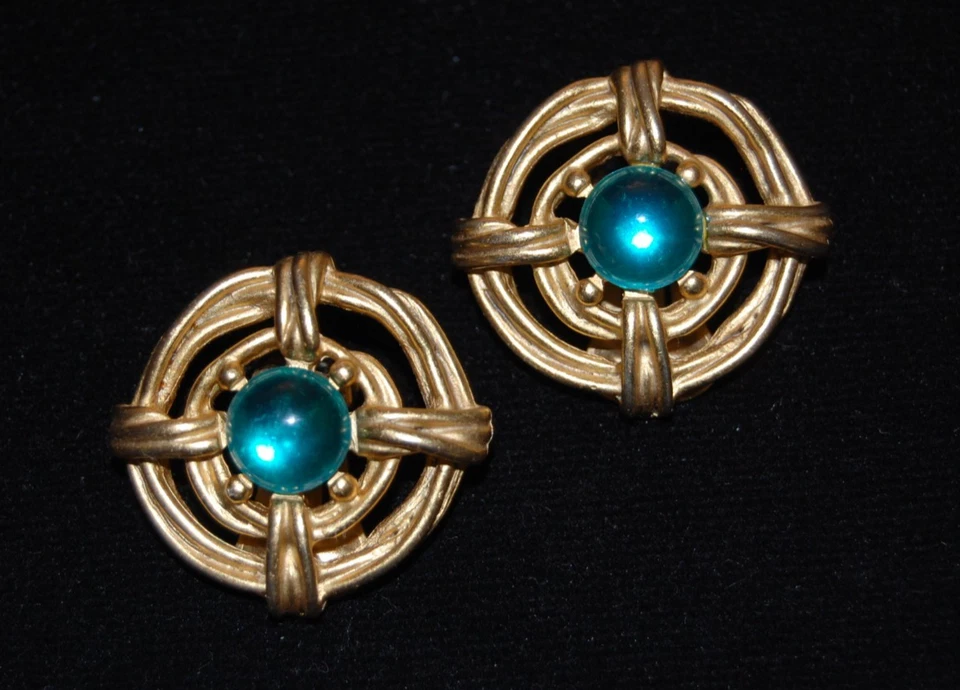 PENDIENTES CLIP ESTILO BIZANTINO DORADO CABUJÓN VERDE ALTA COSTURA DE COLECCIÓN AÑOS 80 Foto 3 de 4